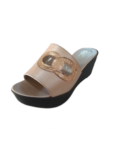 Sandale compensée beige avec boucle dorée